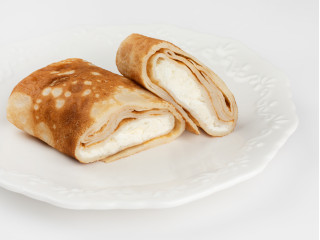 Блинчик с творогом и сметаной